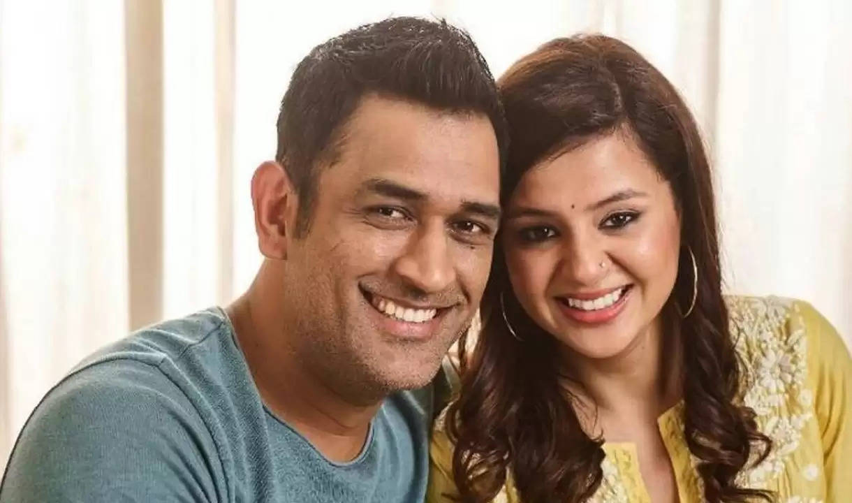 MS DHONI WITH WIFE SAKSHI