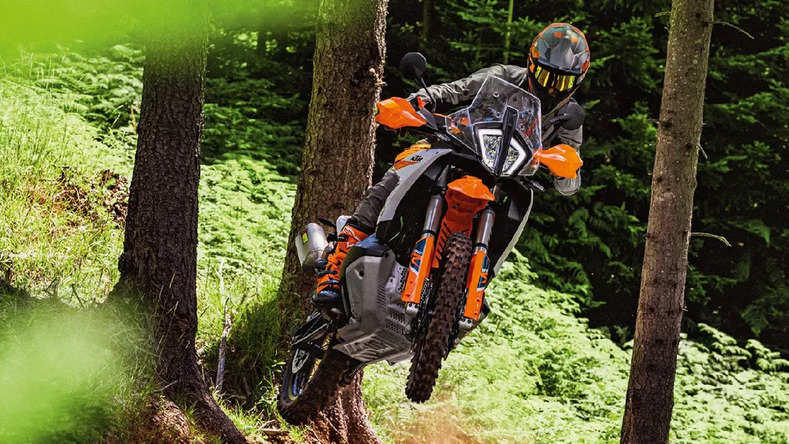 KTM 890 Adventure R बाइक से उठा पर्दा, कार से भी तगड़ा इंजन, देखें फीचर्स