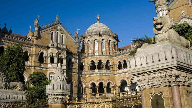 Mumbai's Fort Area Is For Those In Love With Art & Heritage